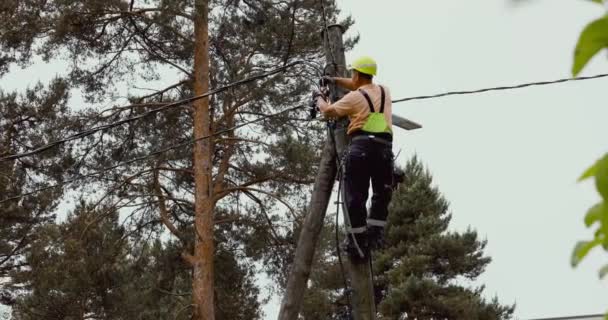 Electrical Lineman Connecting Wires High Electric Pole Powerline Maintenance Repair — Stock Video