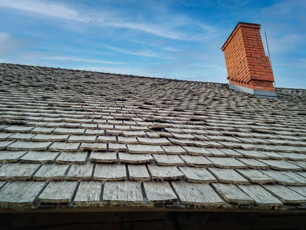 Dřevěné Střechy Střecha Starými Dřevěnými Šindely Proti Modré Obloze — Stock fotografie