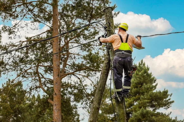 Elektrisk Linjemannen Ansluter Ledningar Högt Elstolpen Underhåll Och Reparation Kraftledningar — Stockfoto