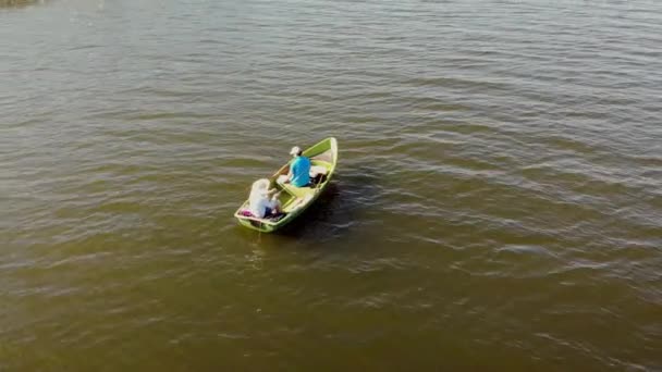 Dos Pescadores Pescando Desde Barco Lago Vista Aérea — Vídeo de stock