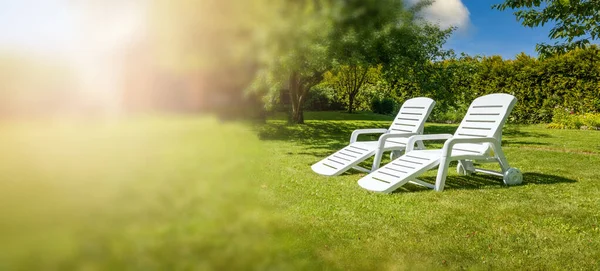 Gartenmöbel Weiße Liegestühle Auf Grünem Gras Garten Kopierraum — Stockfoto