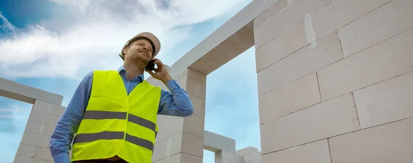 Brygadzista Budowlany Rozmawia Przez Telefon Komórkowy Placu Budowy Przestrzeń Kopiowania — Zdjęcie stockowe