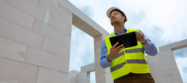 Bauprojektüberwachung Bauleiter Arbeitet Mit Digitalem Tablet Auf Der Baustelle Kopierraum — Stockfoto