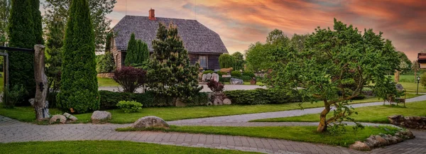 Beau Jardin Paysager Face Vieille Maison Bois Espace Copie Bannière — Photo