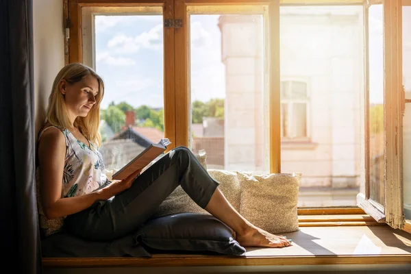 Jonge Vrouw Zitten Gezellige Zonnige Vensterbank Thuis Het Lezen Van — Stockfoto