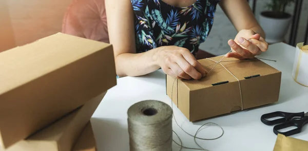Kleiner Online Unternehmer Der Paketkasten Hause Verpackt Das Produkt Zum — Stockfoto