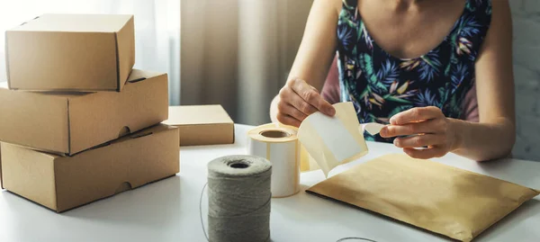 Piccolo Imprenditore Online Che Prepara Etichetta Spedizione Del Pacco Casa — Foto Stock