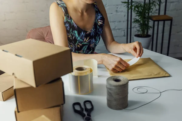 Kadın Sipariş Teslimatı Için Paket Nakliye Etiketi Hazırlıyor Küçük Çevrimiçi — Stok fotoğraf