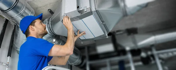 Installatie Reparatie Van Ventilatiesystemen Hvac Technicus Het Werk Banner Kopieerruimte — Stockfoto