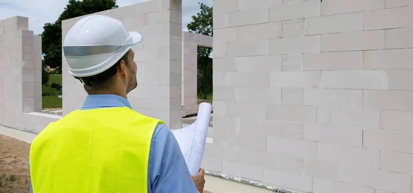 Inženýr Architekt Plánem Staveništi Obytné Budovy Plánování Projektů Dozor Mezera — Stock fotografie