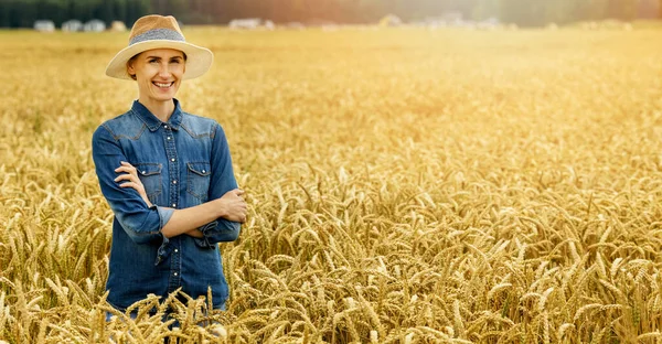 小麦畑で腕を組んで立つ若い女性農家の笑顔 コピースペース — ストック写真