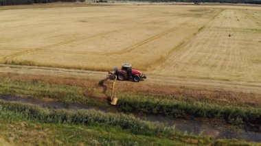 Traktörle drenaj hendeği temizliği. hava görünümü