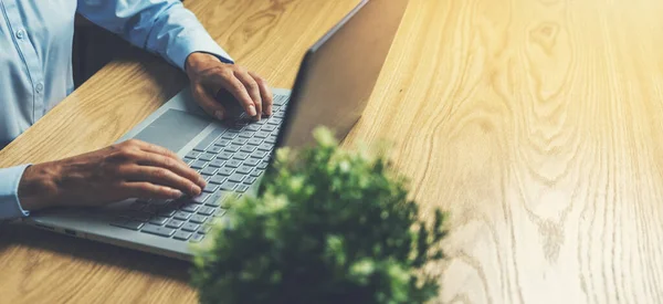 Zakenvrouw Met Laptop Computer Houten Tafel Werk Vanuit Huis Freelance — Stockfoto