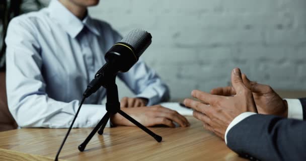 Podcast Interview Opname Radio Host Discussie Met Zakenman Omroepstudio Kopieerruimte — Stockvideo