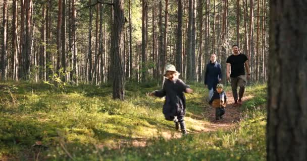 Gelukkige Jonge Familie Genieten Van Wandeling Het Bos Lopende Kinderen — Stockvideo