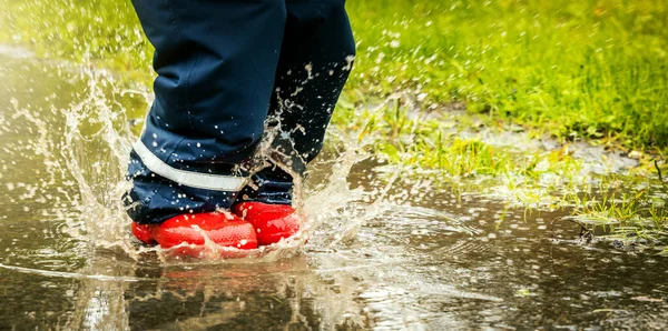 Bambino Con Stivali Gomma Rossa Saltare Pozzanghera Nella Giornata Autunnale — Foto Stock