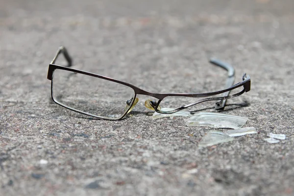 Zerbrochene Brille auf Beton — Stockfoto