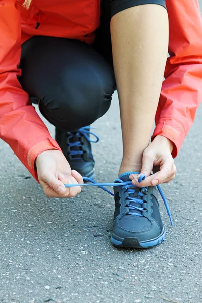 Lauf- und Jogging-Trainingskonzept. Frau bindet Schnürsenkel — Stockfoto