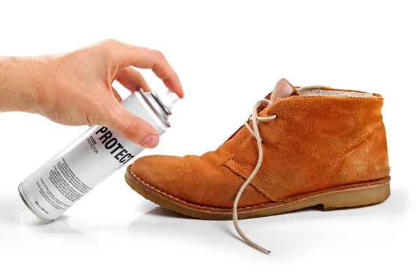 Proteção sapato de camurça dos homens com spray — Fotografia de Stock