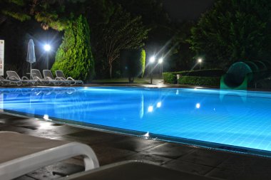 Geceleri yüzme havuzu