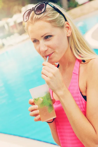 Woman with fresh mojito cocktail at luxury resort pool — Stock Photo, Image