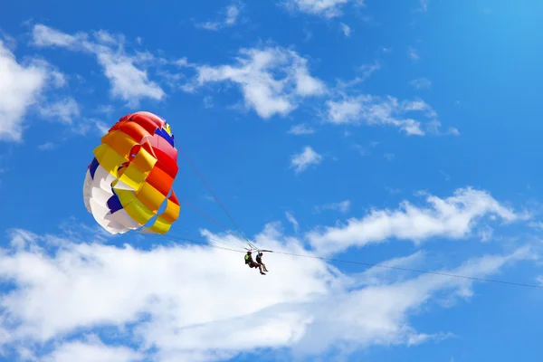 Parasailing - bogseras fallskärm mot blå himmel — Stockfoto