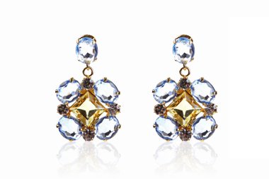 beyaz izole lüks değerli taş küpe