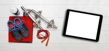 Fitness Ekipmanları ve spor salonu zemin üzerinde boş dijital tablet