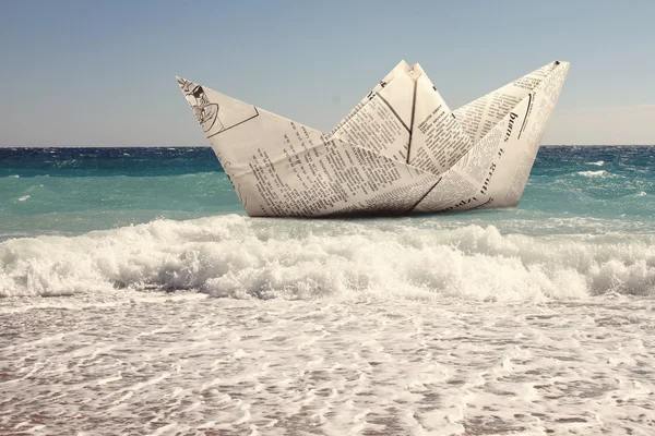 Barco de papel flutuando em um mar — Fotografia de Stock