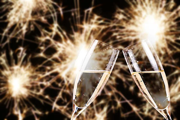 Cheers. champagneglazen met vuurwerk op achtergrond — Stockfoto