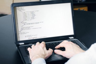Web sitesi geliştirme süreci - programcı kod yazma