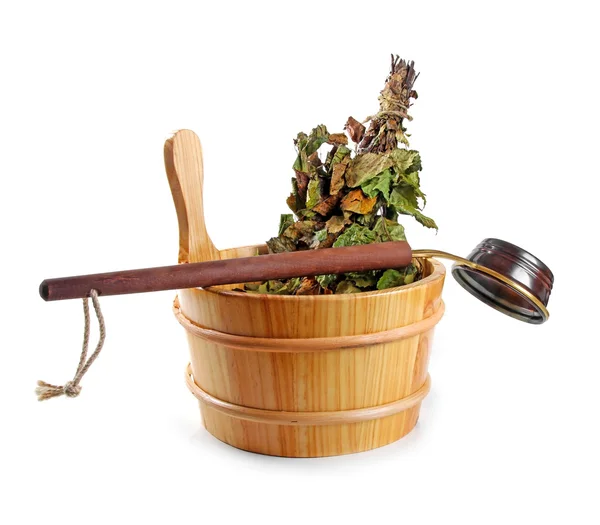 Sauna Accessoires - emmer met berken broom en pollepel, geïsoleerd — Stockfoto