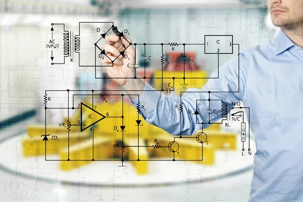 Engenheiro elétrico desenha um diagrama de um circuito. usina em — Fotografia de Stock