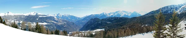 Panoramautsikt över snöiga Alperna i Italien — Stockfoto