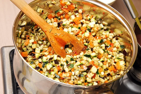 Овощи приготовления пищи в кастрюле на плите — стоковое фото