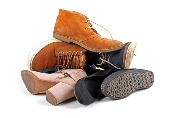 Hromadu různých obuv izolovaných na bílém pozadí — Stock fotografie