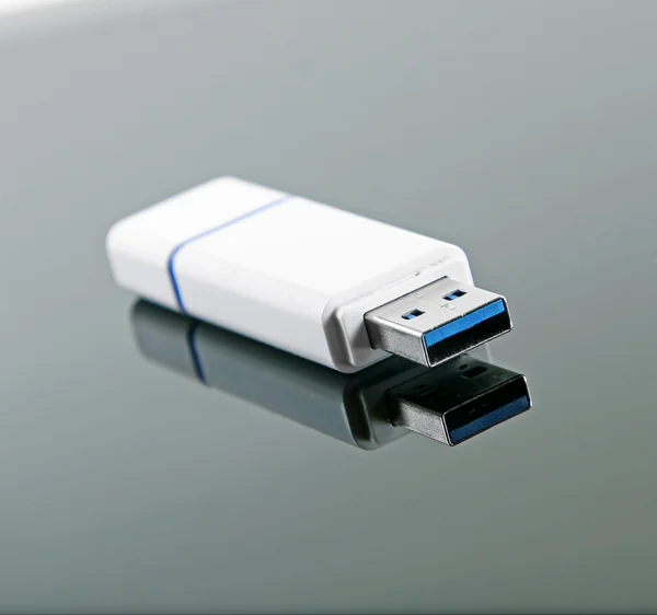 USB flash drive com reflexão sobre fundo brilhante Imagens De Bancos De Imagens