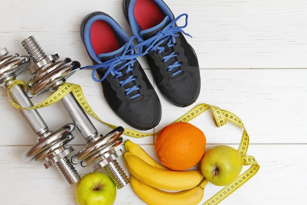 Fitnessgeräte und gesunde Ernährung auf weißen Holzplanken — Stockfoto