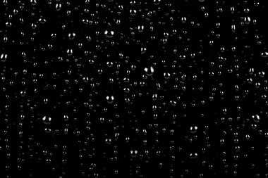 Su siyah üzerine düşer.