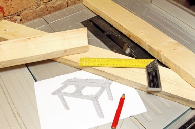 Araçlar ve tablo taslak tablesaw üzerinde ahşap plakalar