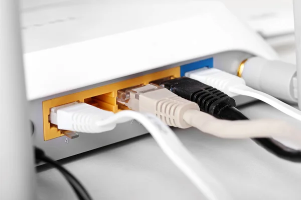 Primer plano del router inalámbrico de Internet con cables conectados —  Fotos de Stock