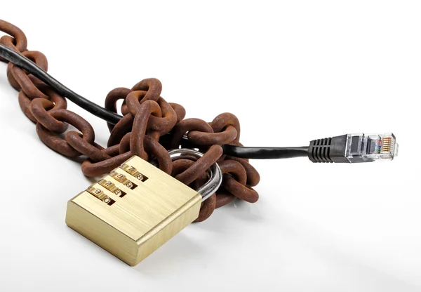 Zensiertes Internetkonzept - Kabel mit Kette und Vorhängeschloss — Stockfoto