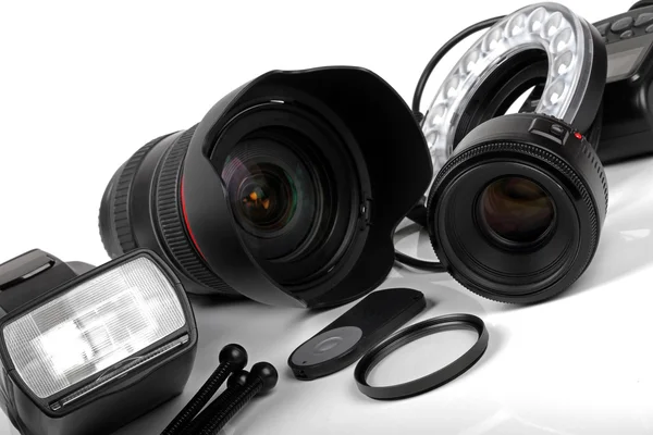 Professionelle Fotoausrüstung auf weißem Hintergrund — Stockfoto