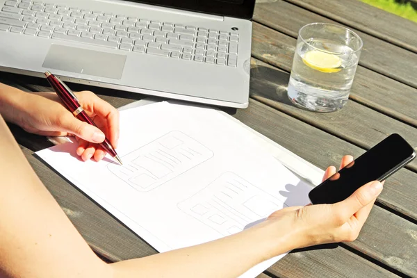 Designer drawing a wireframe for mobile web application — Stockfoto