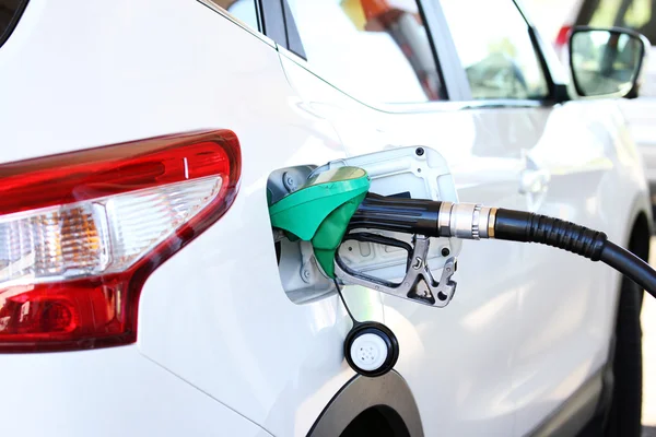 Remplissage de la voiture avec du carburant dans la station-service — Photo