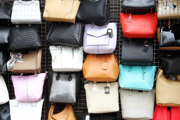 Bolsos de mujer colgando en la pared en la tienda —  Fotos de Stock