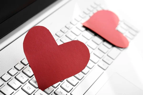 Internet dating concept - papier twee harten op computertoetsenbord — Stockfoto