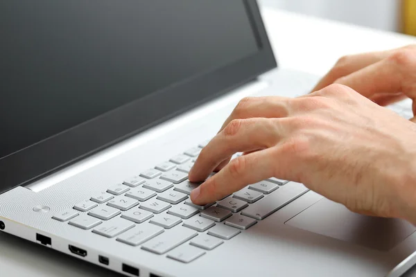 Mani digitando sulla tastiera del computer portatile — Foto Stock