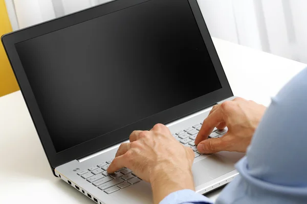 Hombre de negocios escribiendo en el ordenador portátil — Foto de Stock