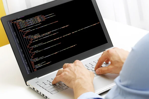Profissão programador - homem escrevendo código de programação no laptop c — Fotografia de Stock